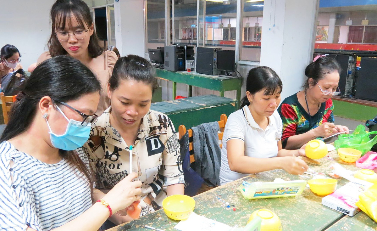 Workers at Pouyuen Vietnam attend manicure courses in the hope of earning extra. Photo by VnExpress/Le Tuyet
