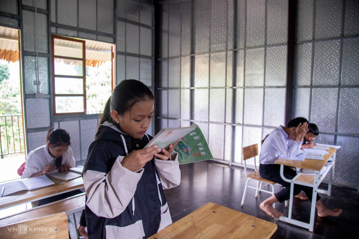 A student read from a book in class. Photo by VnExpress/Hoang Tao