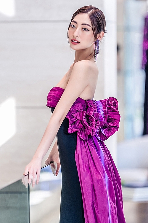 The highlight of the dress is a big flower on the back.
