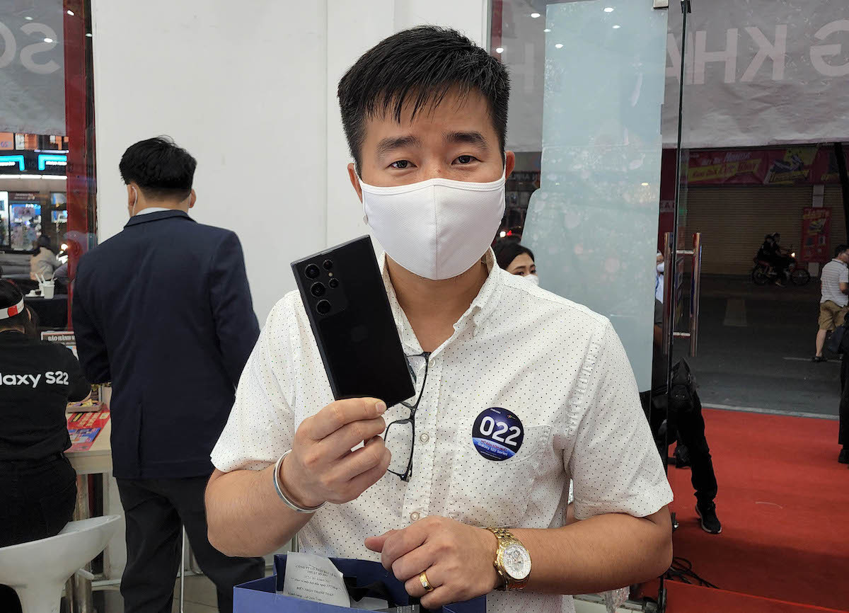 La Quoc Toan from District 7 is one of the first people to receive Galaxy S22 in Vietnam. He said that he is using a Galaxy S10 and a Note 10 but still wants to buy the S22 Ultra version since he likes the new design.