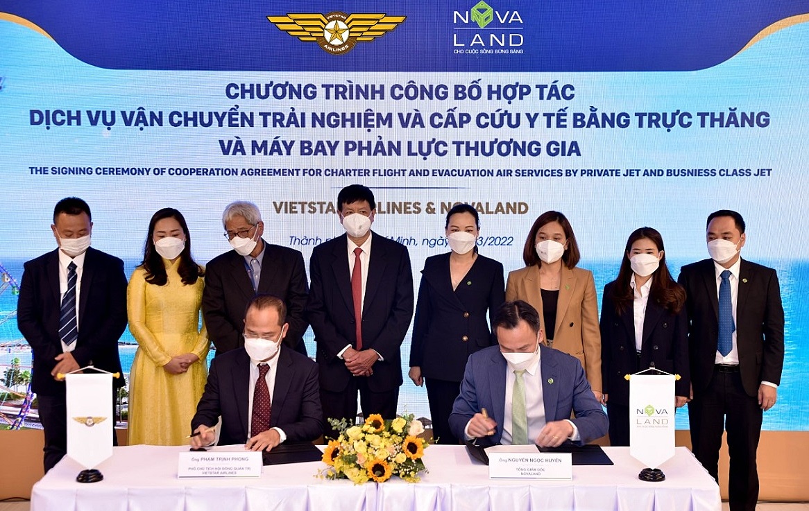Nguyen Ngoc Huyen, general director of Novaland Group (top row, R), and Pham Trinh  Phong, vice chairman of the Board of Directors of Vietstar Airlines (top row, L), attend the cooperation announcement ceremony on March 22, 2022. Photo by Novaland