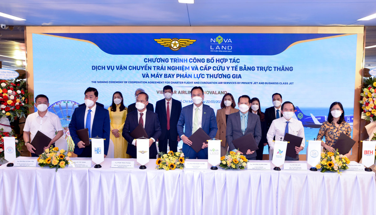 Representatives from Novaland, Vietstar Airlines, and prominent hospitals sign a  strategic collaboration agreement. Photo by Novaland