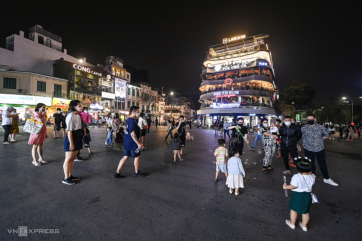Families visit Dong Kinh Nghia Thuc Square in downtown Hanoi on March 18, 2022. Photo by VnExpress/Giang Huy