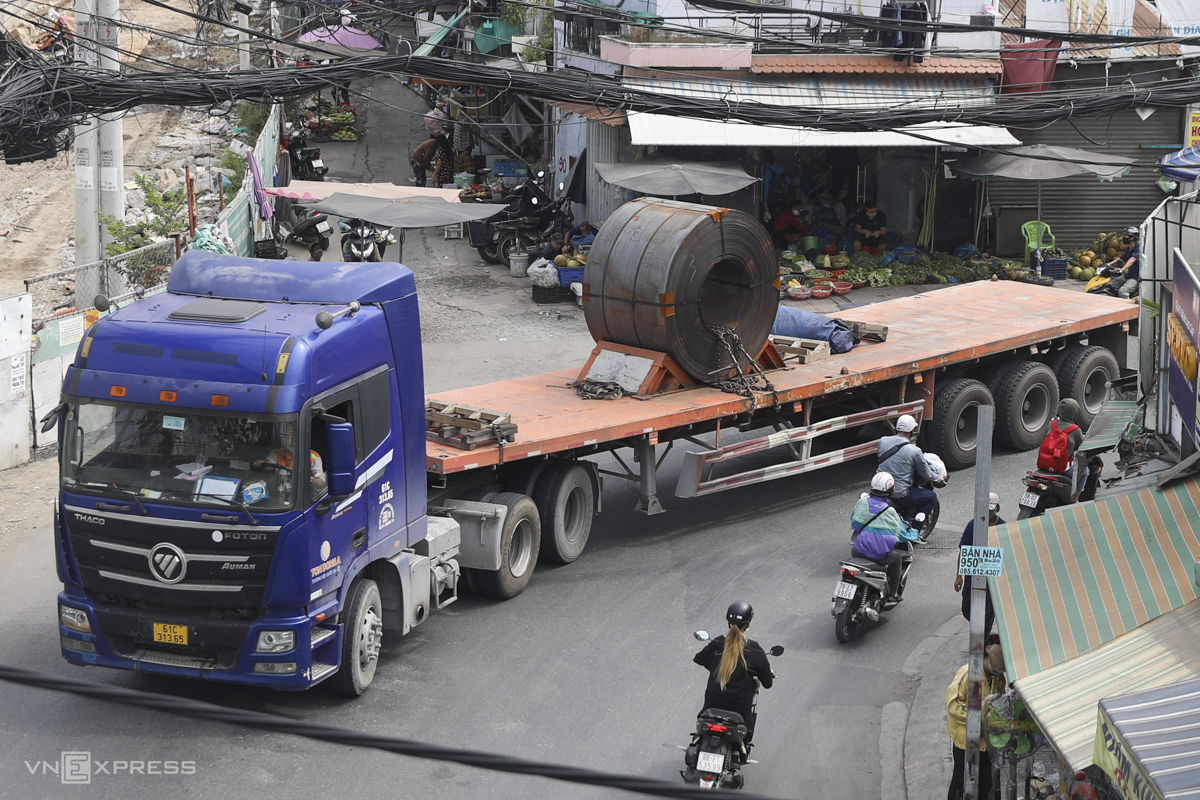 A tractor-trailer turns from Huynh Tan Phat Street into Tran Xuan Soan Street in District 7 after leaving Tan Thuan Port. A local resident, Nguyen Thanh Tuan, said, This turn is extremely dangerous as the street is narrow while the trucks are big and normally block the view of motorbike drivers.  People living on Tran Xuan Soan Street are always worried every time such a truck passes by.