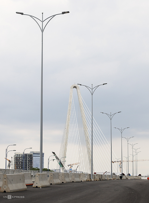 A lighting system is installed at a medianstrip alongthe road leading to the bridge. Once completed, Thu Thiem 2 Bridge will be illuminated.