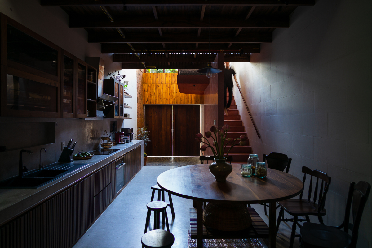 Behind the facade are layers of space arranged in the order of courtyard, main living area, skylight, sub-living area, skylight.