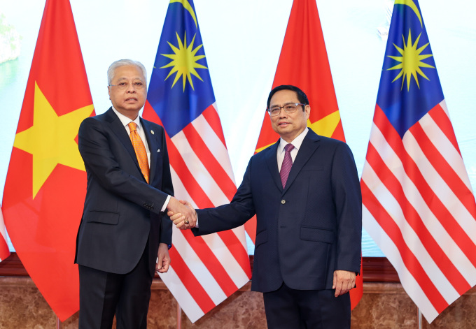 Prime Minister Pham Minh Chinh (R) receives Malaysian Prime Minister Dato Sri Ismail Sabri bin Yaakob at the Presidential Palace in Hanoi, March 21, 2022. Photo courtesy of the government news portal