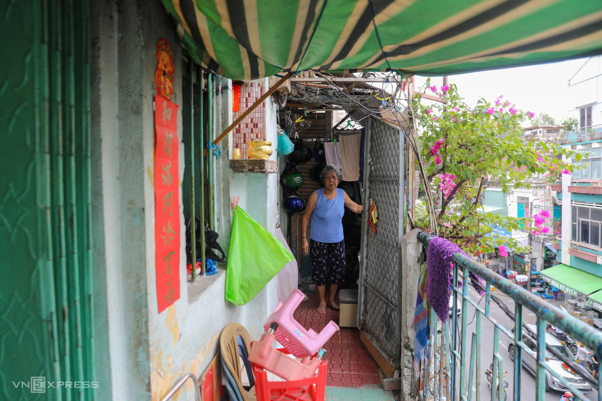 Residents are mostly Chinese people who have lived in the area for a long time. Because apartment number 440/10 on the second floor is at the end of the block, the family of Mrs. Ha Thi Bay, 74, can expand the balcony and create a separate door to increase the usable area.