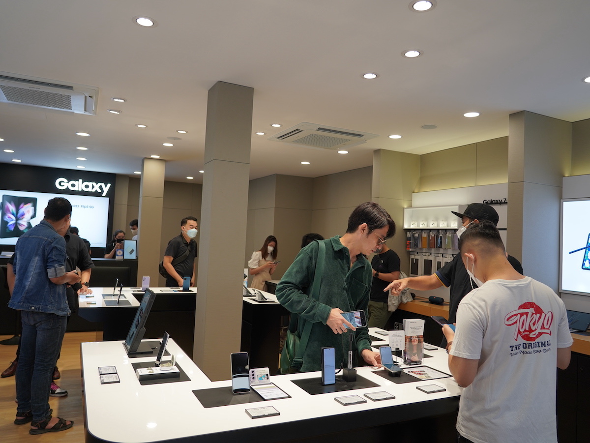 In addition to the usually authorized resellers, this year there are more stores like MT Smart and Sam Center specializing in selling only Samsung products. These stores are designed and have counters installed by Samsung, but operated by domestic dealers.