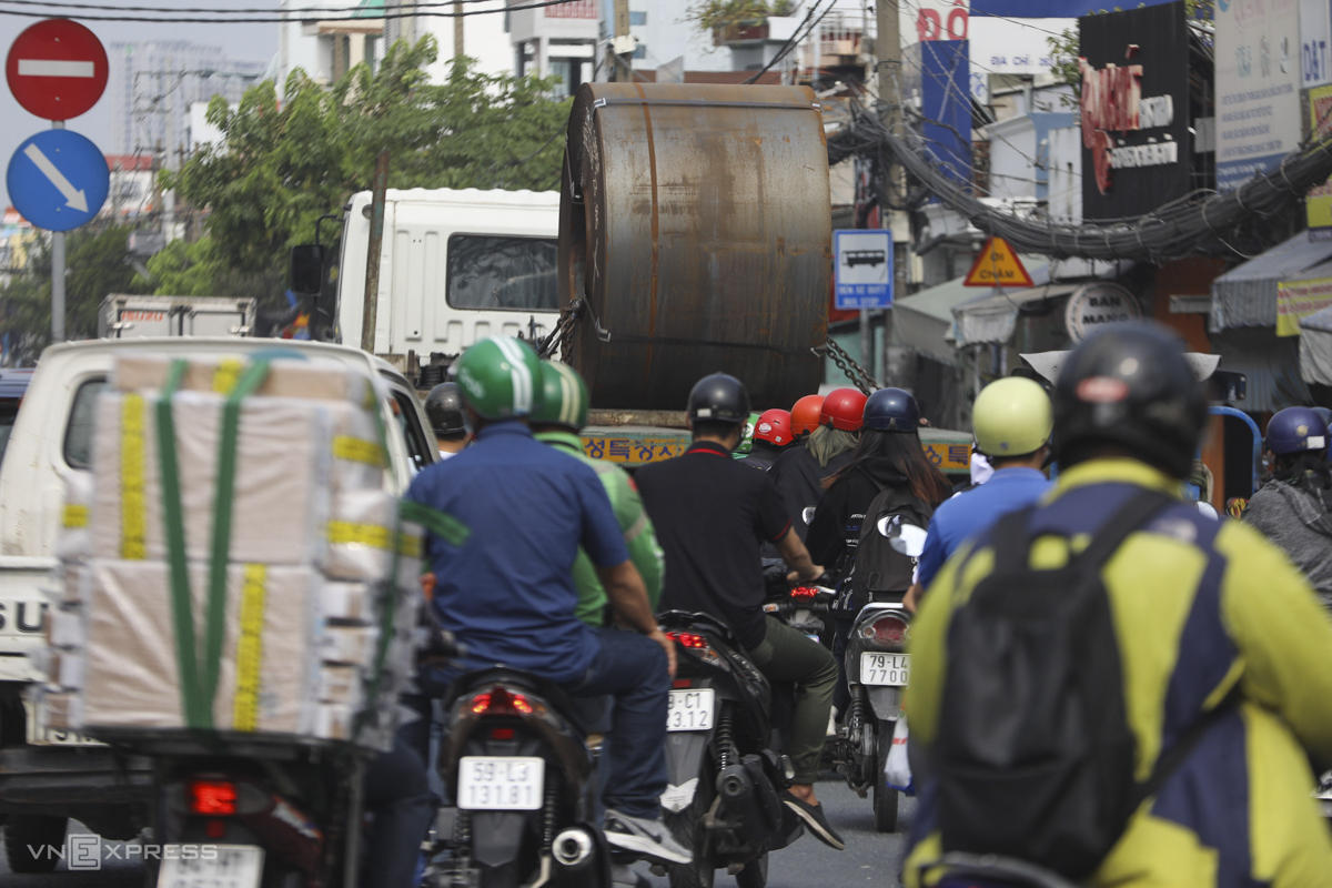 A tractor trailer almost fully occupies Huynh Tan Phat Street. Every time I see a trailer carrying steel coils I pull over and wait for it to drive a far distance away, Nguyen Trong Dai, who goes to work every day on the street, said.  He has seen steel coils detach from trailers and said the sight was frightening.