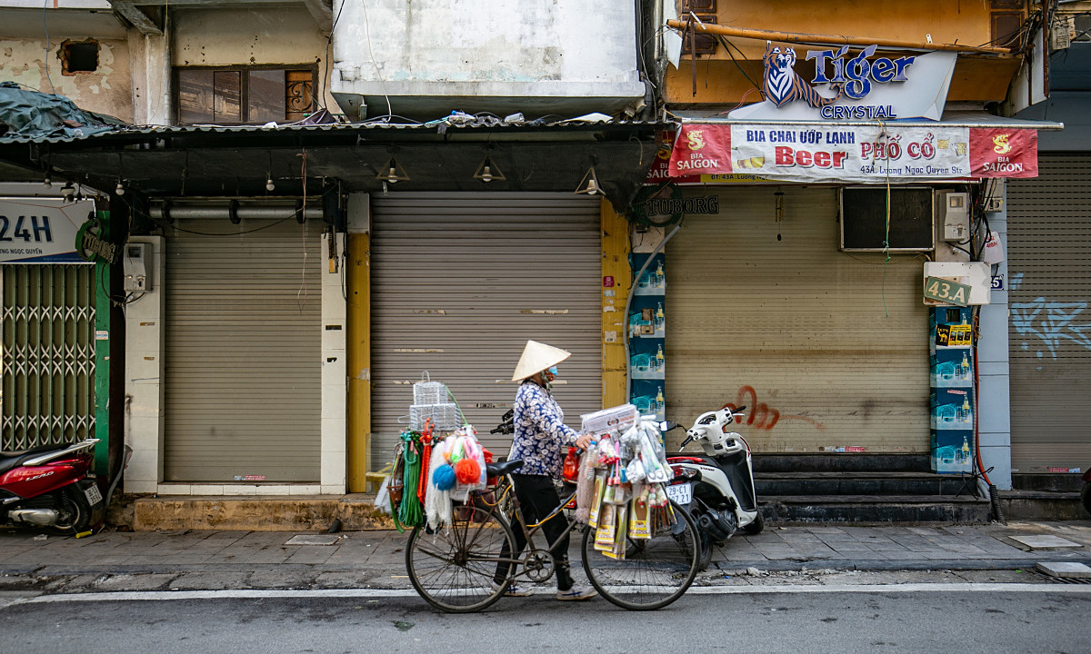 Luong Ngoc Quyen Street, Hanoi’s tourist hub, has been quiet, with closed restaurants amid looming Covid shadow. Photo by VnExpress/Tung Dinh