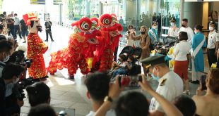 Foreign tourists arrive in Da Nang to effusive welcome