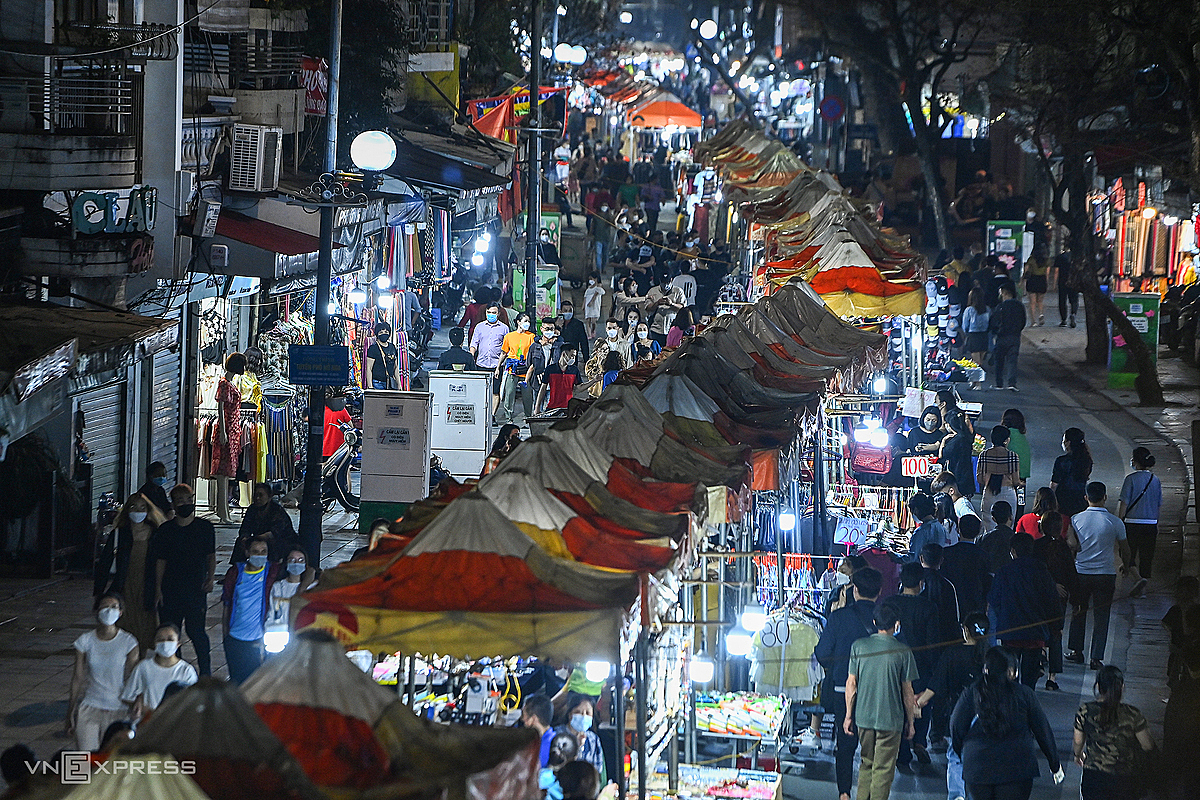 Many people visit the night market on the first day of reopening on Hang Dao Street.