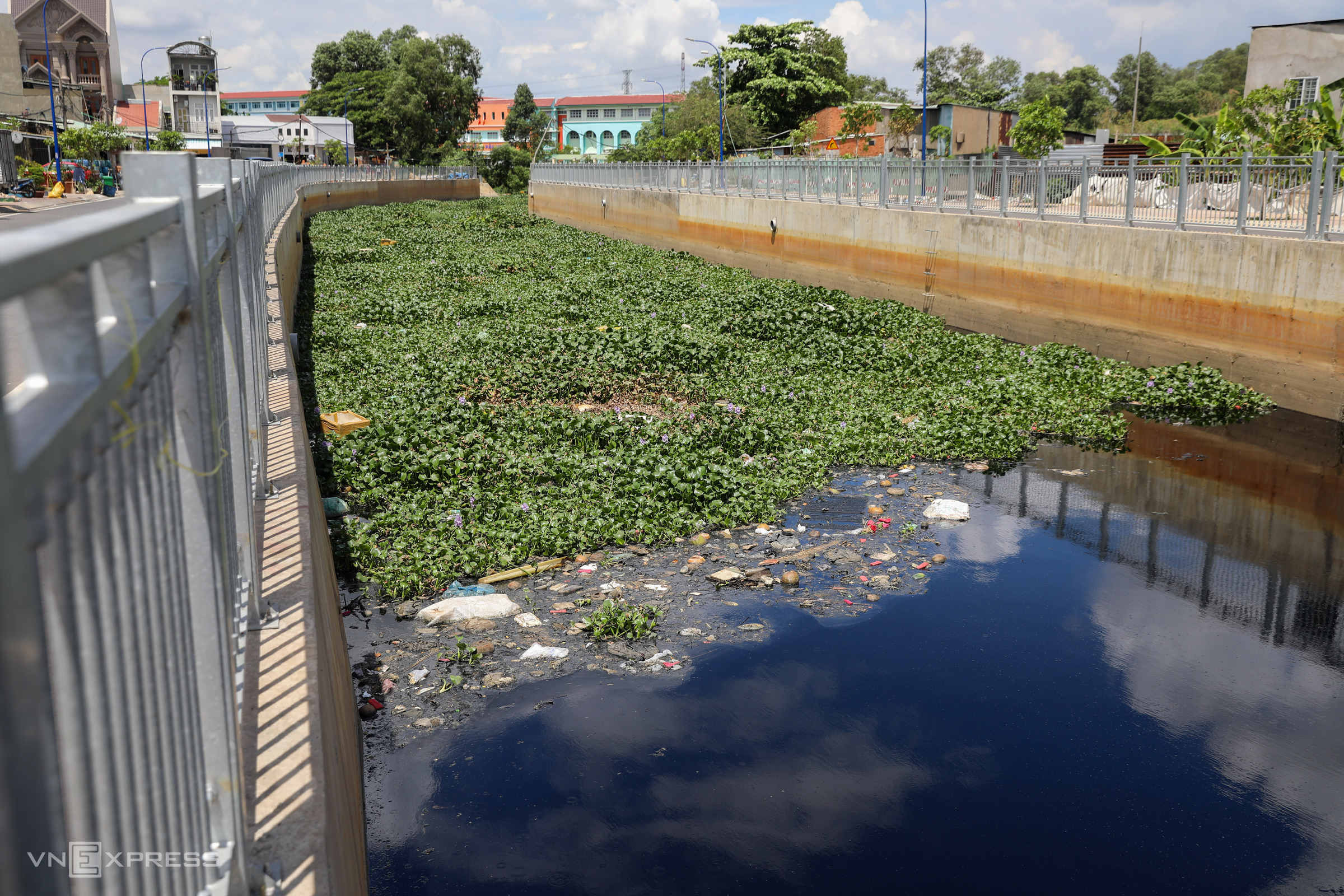 An area where Nuoc Den Canal meets Tham Luong Canal in Binh Tan District is filled up with trash and water hyacinth. Ho Chi Minh Cityis also working on a project to upgrade Tham Luong.