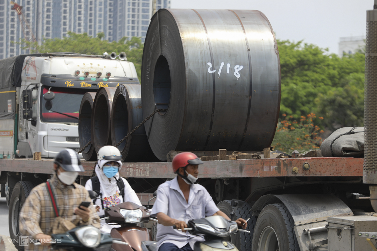 A trailer carrying a number of steel coils on Nguyen Van Linh Street in District 7.