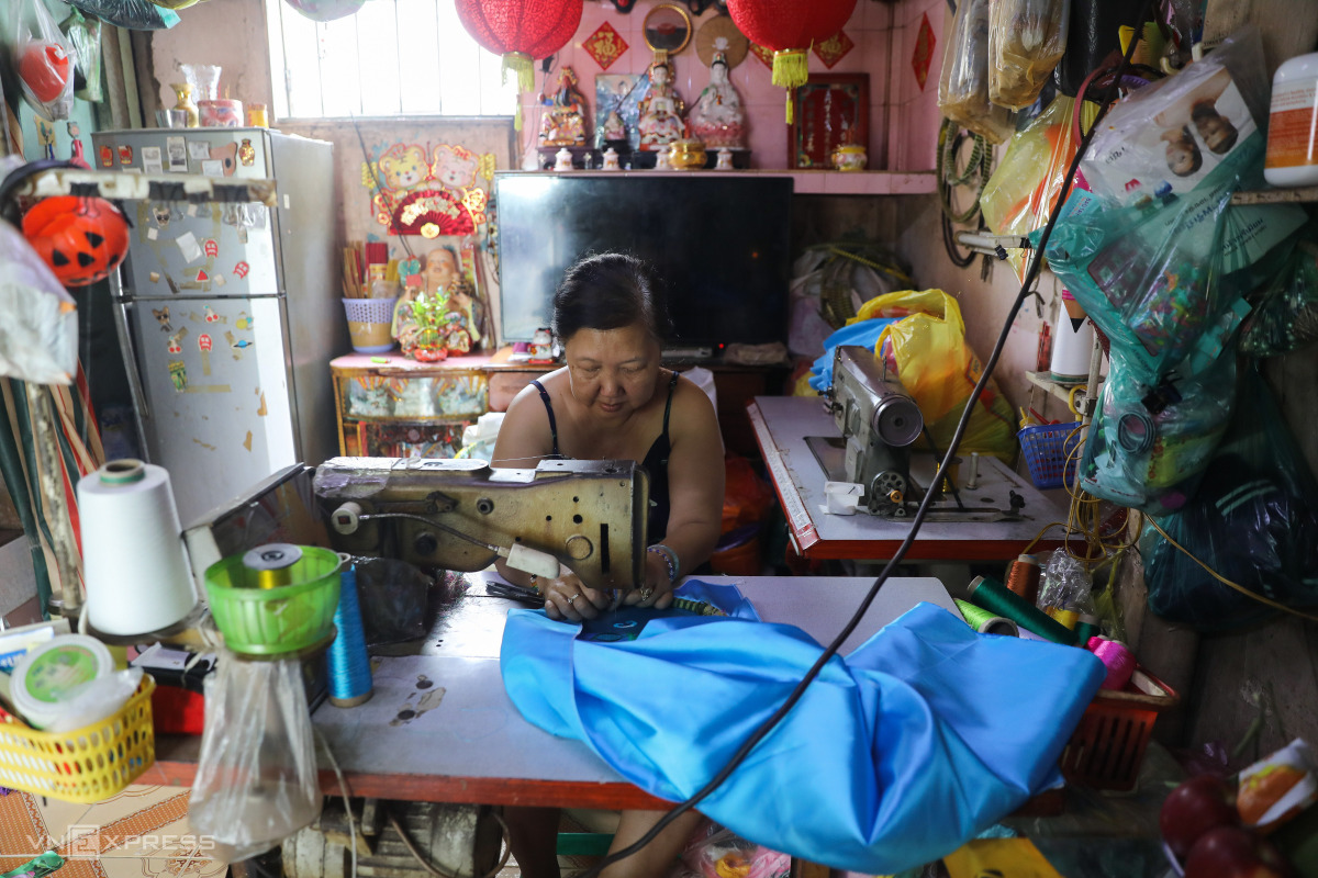 The storage of two more sewing machines in a small apartment full of furniture makes the space of 60-year-old Nguyen Thi Cuc even more cramped. She stated that the family has two children.