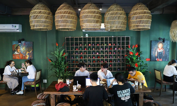 Customers are seen at a coffee shop in Binh Thanh District, Ho Chi Minh City, November 2020. Photo by VnExpress/Quynh Tran