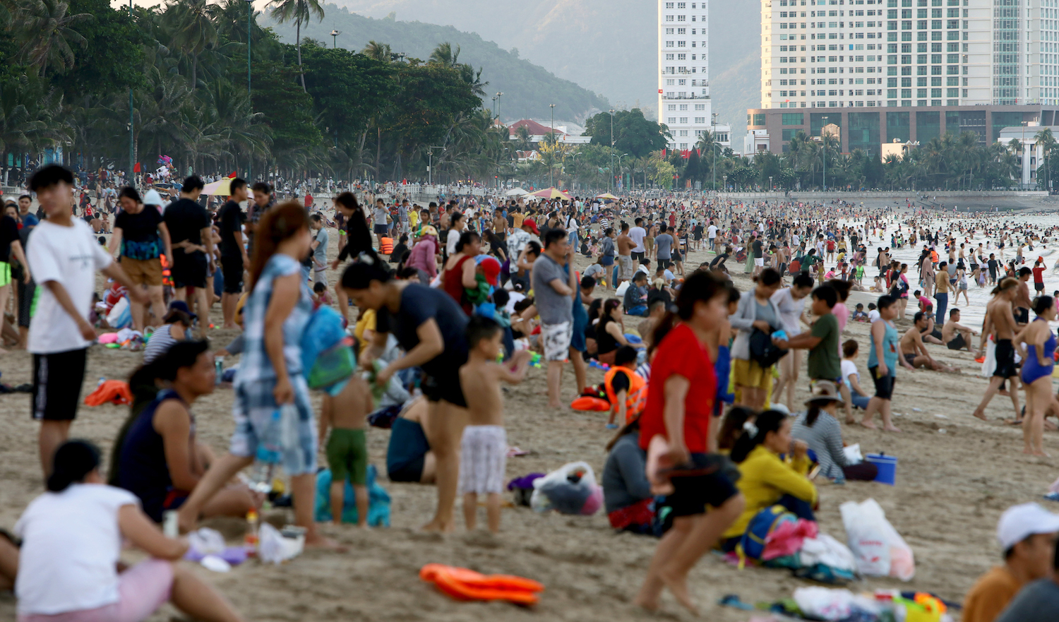 Thousands of people go to a beach in Nha Trang during the Reunification Day-Labor Day holiday in 2021. Photo by VnExpress/Xuan Ngoc