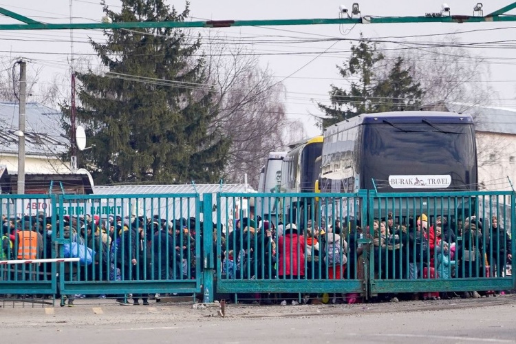People fleeing Ukraine stand in line at the border crossing, waiting for entry into Poland, in Shehyni, Ukraine February 27, 2022. REUTERS/Bryan Woolston