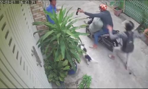 Camera an ninh: Trộm chó xịt hơi cay chủ nhà