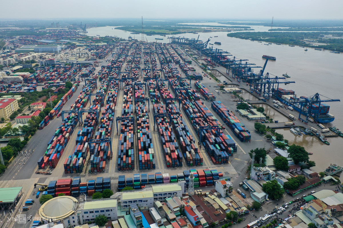 A birds eye view of HCMCs Cat Lai Port, Vietnams main gateway to international trade. Photo by VnExpress/Quynh Tran