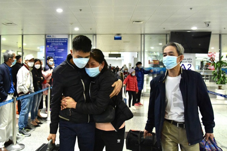 A Vietnamese family reunites in Noi Bai Airport on March 10, after a flight from Poland. Photo courtesy of the World and Vietnam report