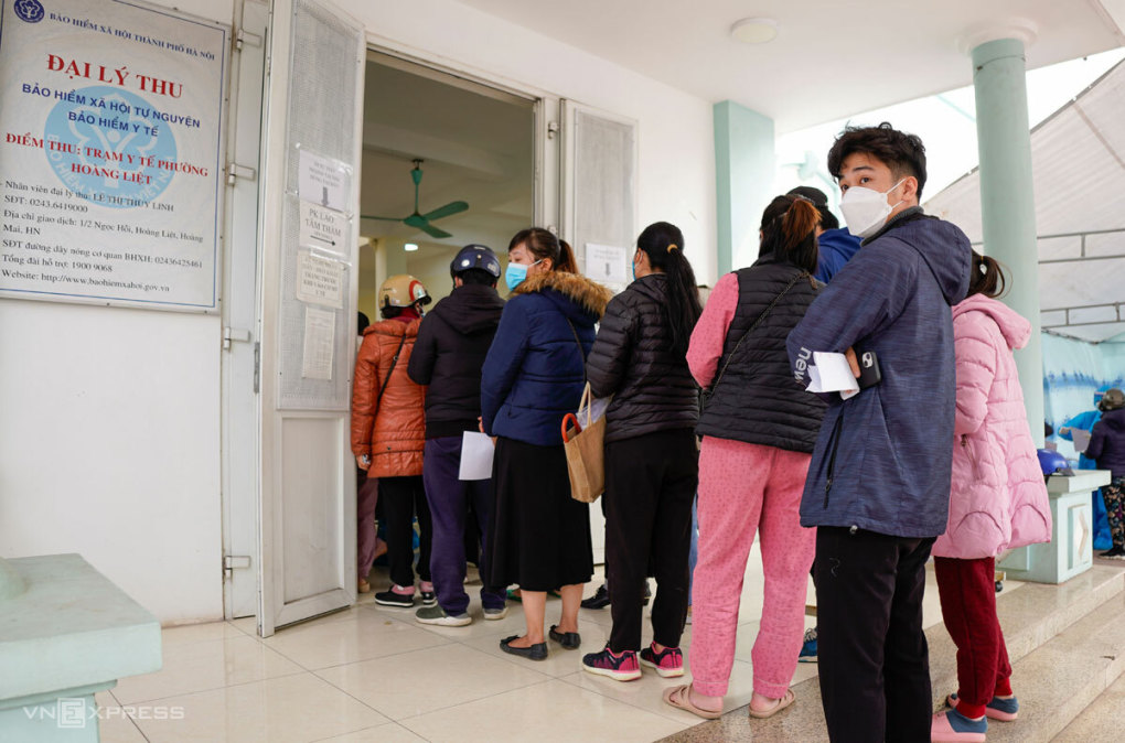 Hanoians queue up in front a local ward medical center in Hoang Mai District to get Covid recovery and other documents needed to apply for social security, Feb. 28, 2022. Photo by VnExpress/Pham Chieu
