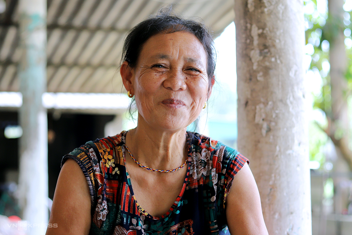 Tran Thi Lan, who recently sells a piece of land amid surging prices, reacts to the camera. Photo by VnExpress/Duc Hung