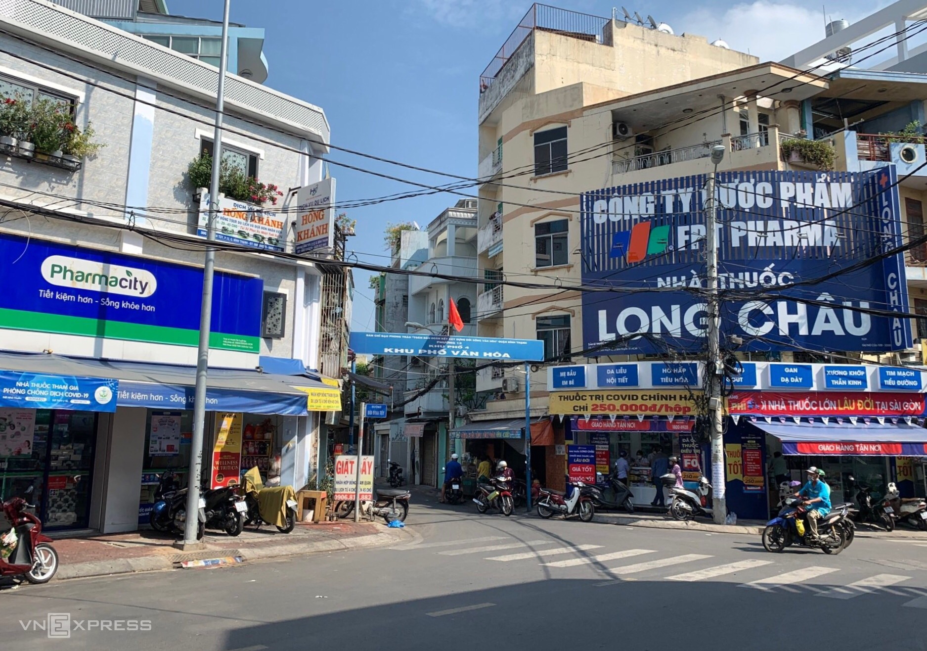 Drugstores of Pharmacity (left) and FPT Retails Long Chau located next to each others in HCMCs Binh Thanh District. Photo by VnExpress/Quynh Tran