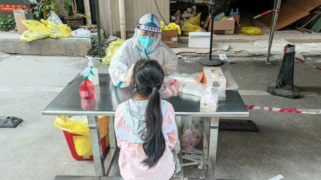 A resident undergoes a coronavirus test in Shenzhen. Photo by AFP