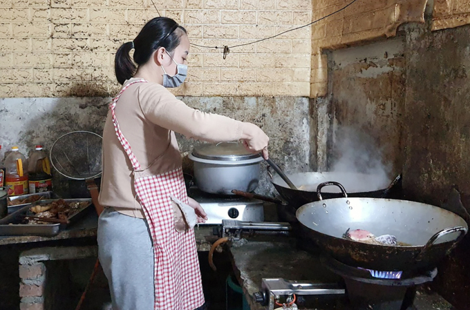 Tran Thi Van cooks inside the kitchen of her eatery in Hanois Cau Giay District on March 4, 2022. Photo by VnExpress/Pham Nga