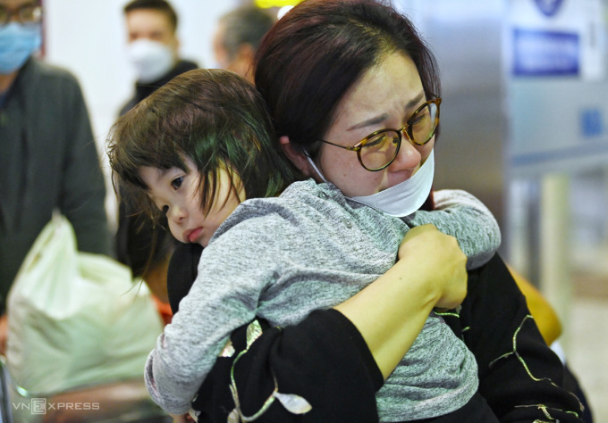 A Vietnamese woman and her daughter at Hanoi’s Noi Bai Airport after a rescue flight from Poland carrying people fleeing Ukraine arrived on March 10, 2022. Photo by VnExpress/Giang Huy