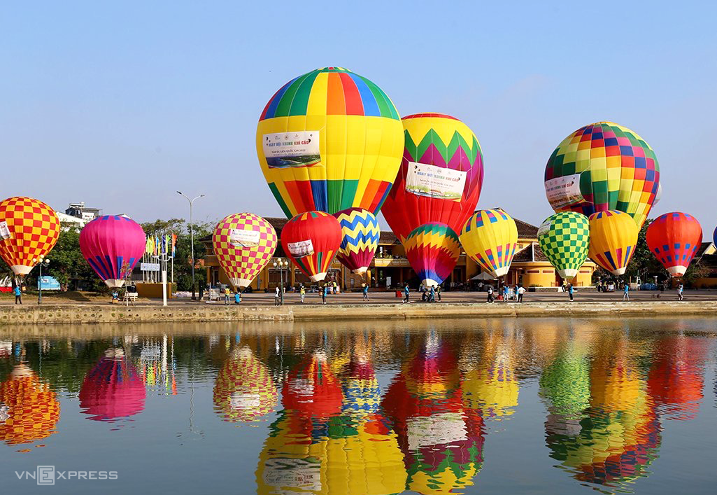 Colorful hot air balloons are arranged along the Hoai River in Hoi An ancient town, March 24 2022. Photo by VnExpress/Dac Thanh