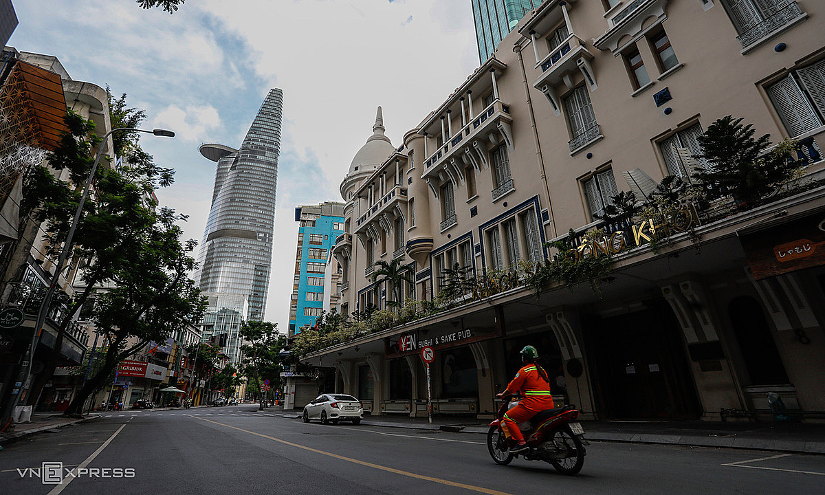 An area in HCMCs downtown is deserted under Directive 16 social distancing order, July 2021. Photo by VnExpress/Huu Khoa