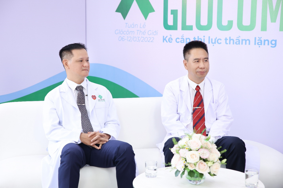 PhD. Nguyen Tran Quoc Hoang (L) and Dr. Nguyen Viet Giap shared the silent evolution of Glaucoma disease. Photo by Norvartis