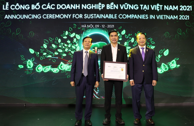 Tran Tam, Chairman of Phuc Khang Corporation being awarded the honorable prize Top 10 sustainable businesses in Vietnam in 2021.