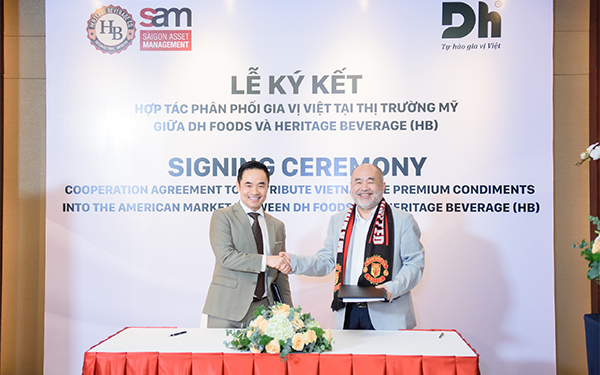 The representatives of Dh Foods (L) and Heritage Beverage at the signing ceremony. Photo by Dh Foods