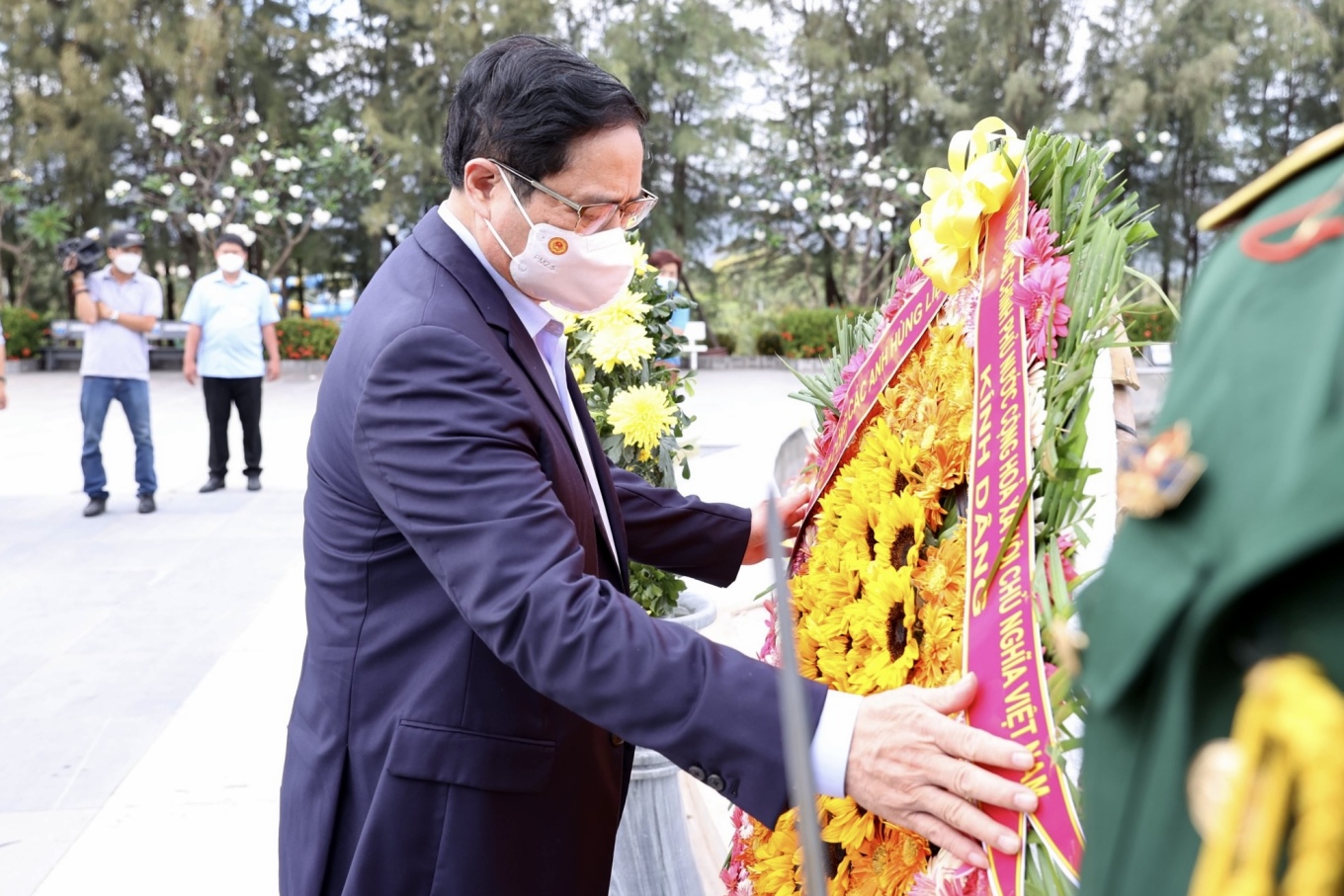 Prime Minister Pham Minh Chinh lays a wreath at Gac Ma memorial site in Khanh Hoa Province, March 12, 2021. Photo by Vietnam Government Portal