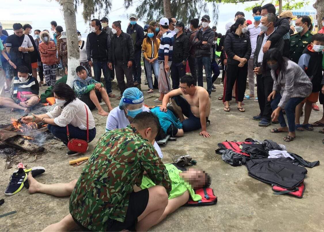 Passengers of the capsized motorboat are given emergency aid at Cua Dai Beach in Hoi An Town, February 2022. Photo by VnExpress/Dac Thanh