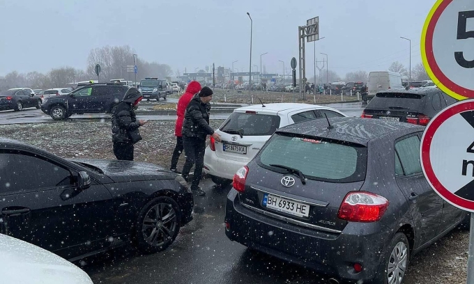 A convoy of cars waits in line to pass the border checkpoint between Ukraine and Moldova on the morning of March 1, 2022. Photo courtesy of Thien