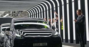 Dancing Musk hands drivers first Teslas from new German gigafactory