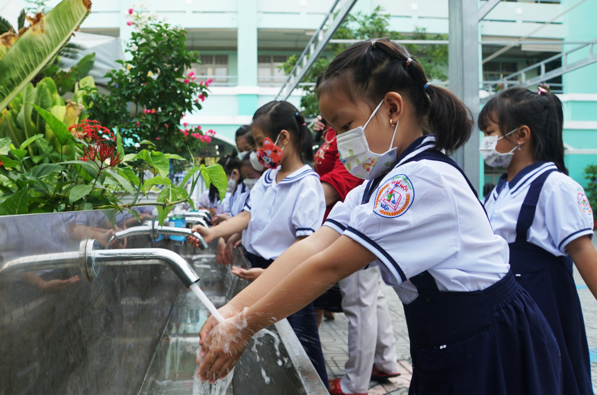 First graders at An Hoi Elementary School in Go Vap District clean their hands, March 2022. Photo by VnExpress/Manh Tung