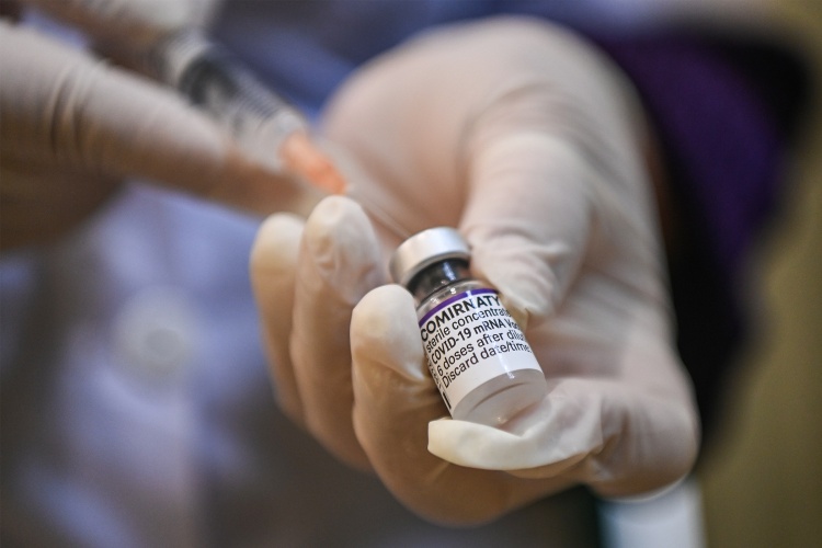 A Covid vaccine dose was prepared for a resident in Hanoi on Jan 7, 2022. Photo by VnExpress/Giang Huy