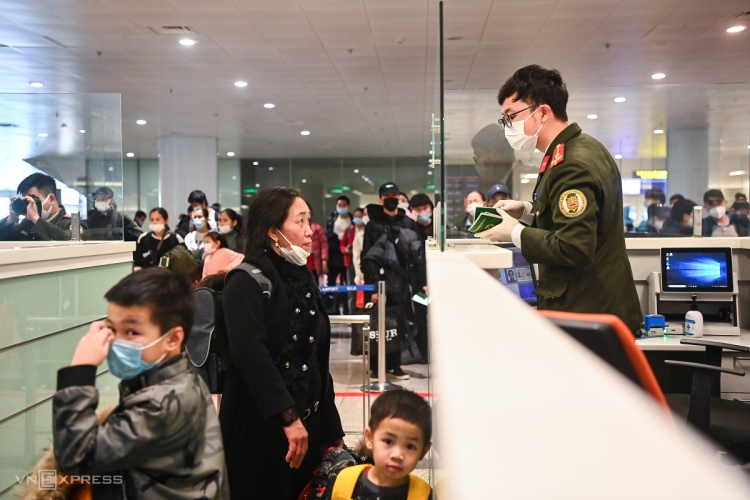 Vietnamese people coming back from Ukraine carry out immigration procedures at Noi Bai Airport, Hanoi, on March 8, 2022. Photo by VnExpress/Giang Huy