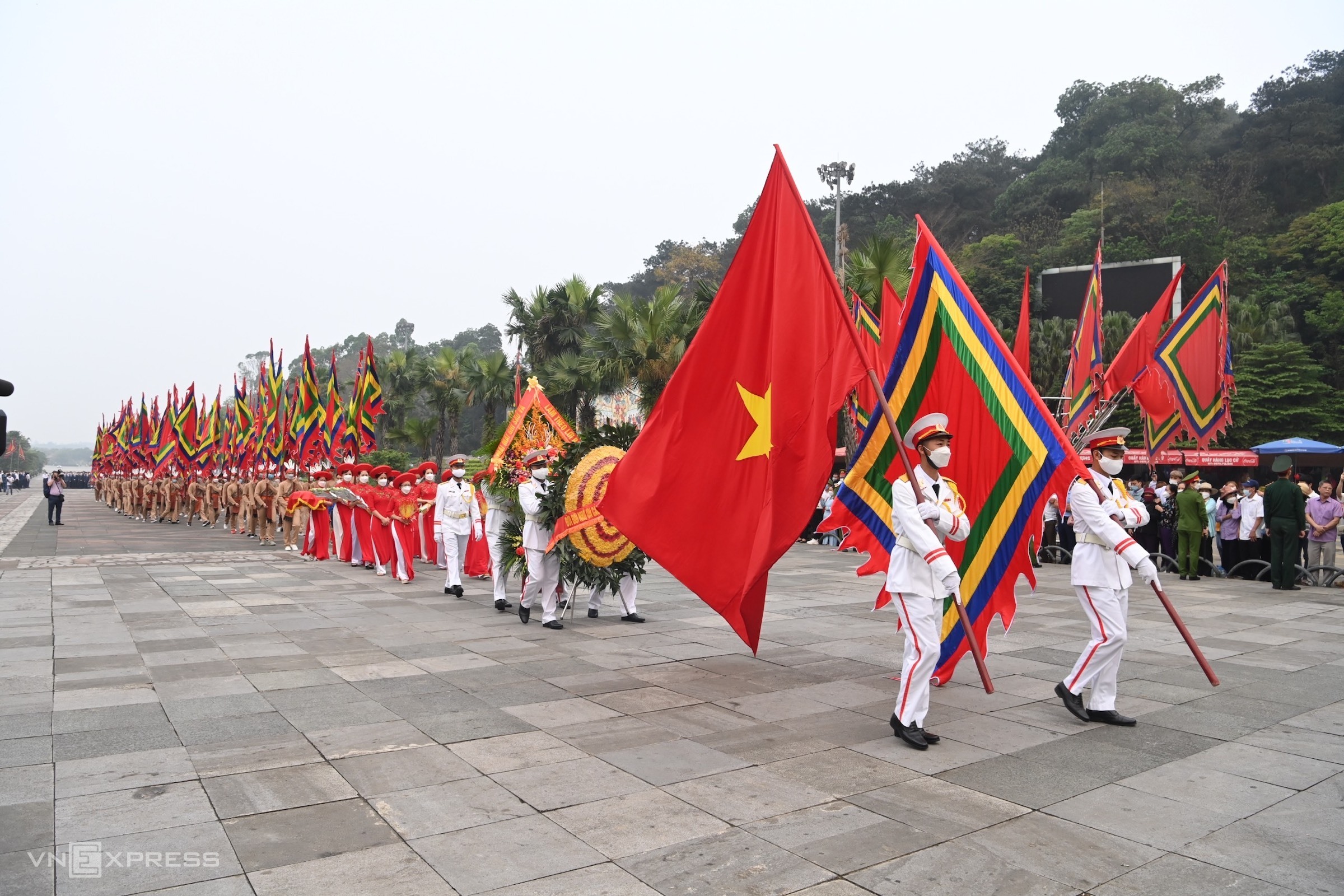Vietnamese people commemorate the Hung Kings (2879-258 BCE), the nations founders, on the 10th day of the third lunar month, which falls on Apr. 10 this year. Traditionally, a festival is organized at the Hung Kings Temple at Nghia Linh Mountain in Phu Tho Province, which neighbors Hanoi.