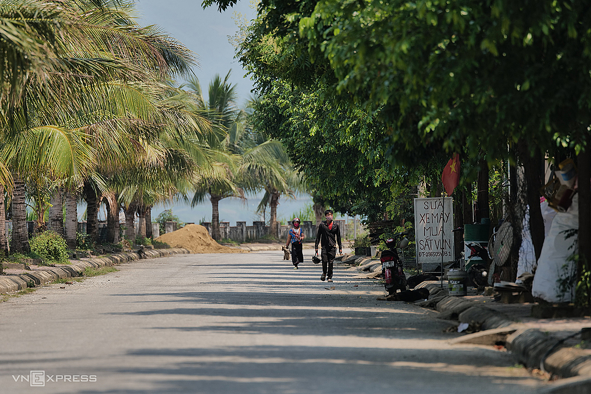 The roads around the house on stilts are planned to be paved, with sidewalks and wide canopy trees for shade. Dien Biens climate is not cold in winter, not too hot in summer, Laos wind in April-May, not humid, so the houses on stilts are always airy and have long life.