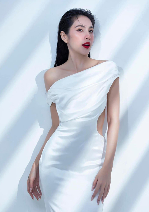 The evening dress in the minimalist style of singer Thuy Tien is renewed by exploiting the gap for shoulders and ribs.