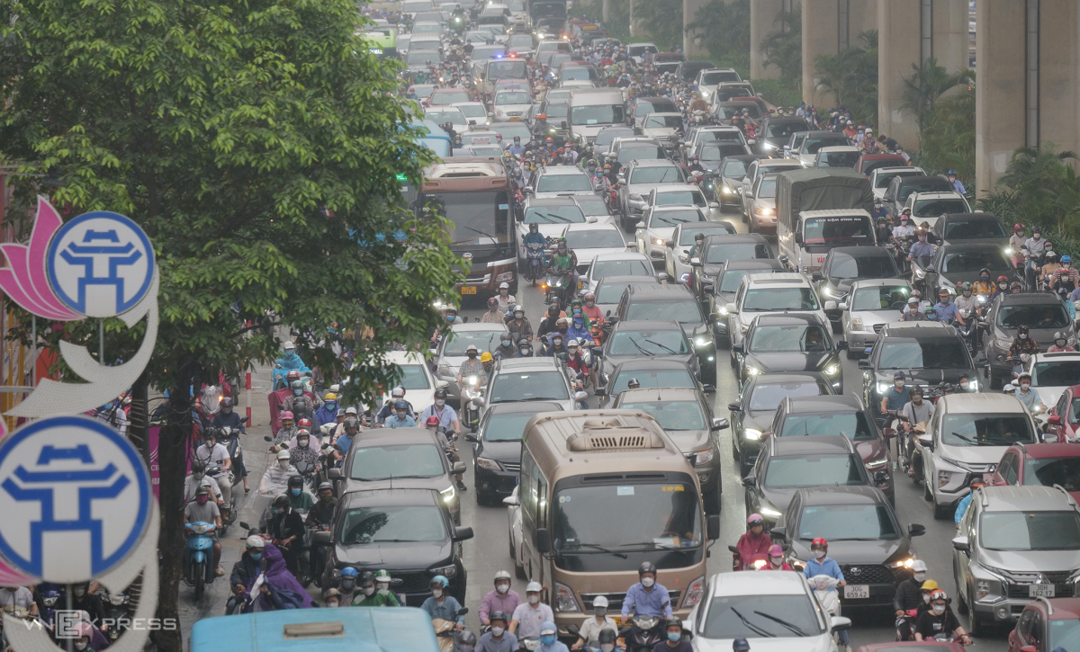 For many years, traffic jams at the intersection between Tran Phu and Chien Thang streets have made it difficult for people to travel from Ha Dong District to the inner city during rush hour.