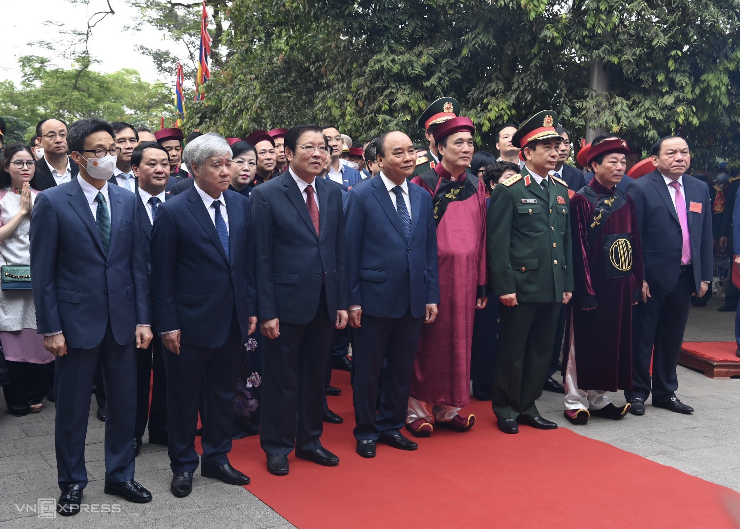 A delegation of Party and State leaders led by President Nguyen Xuan Phuc (center) joined the ceremony at the temple Sunday morning.