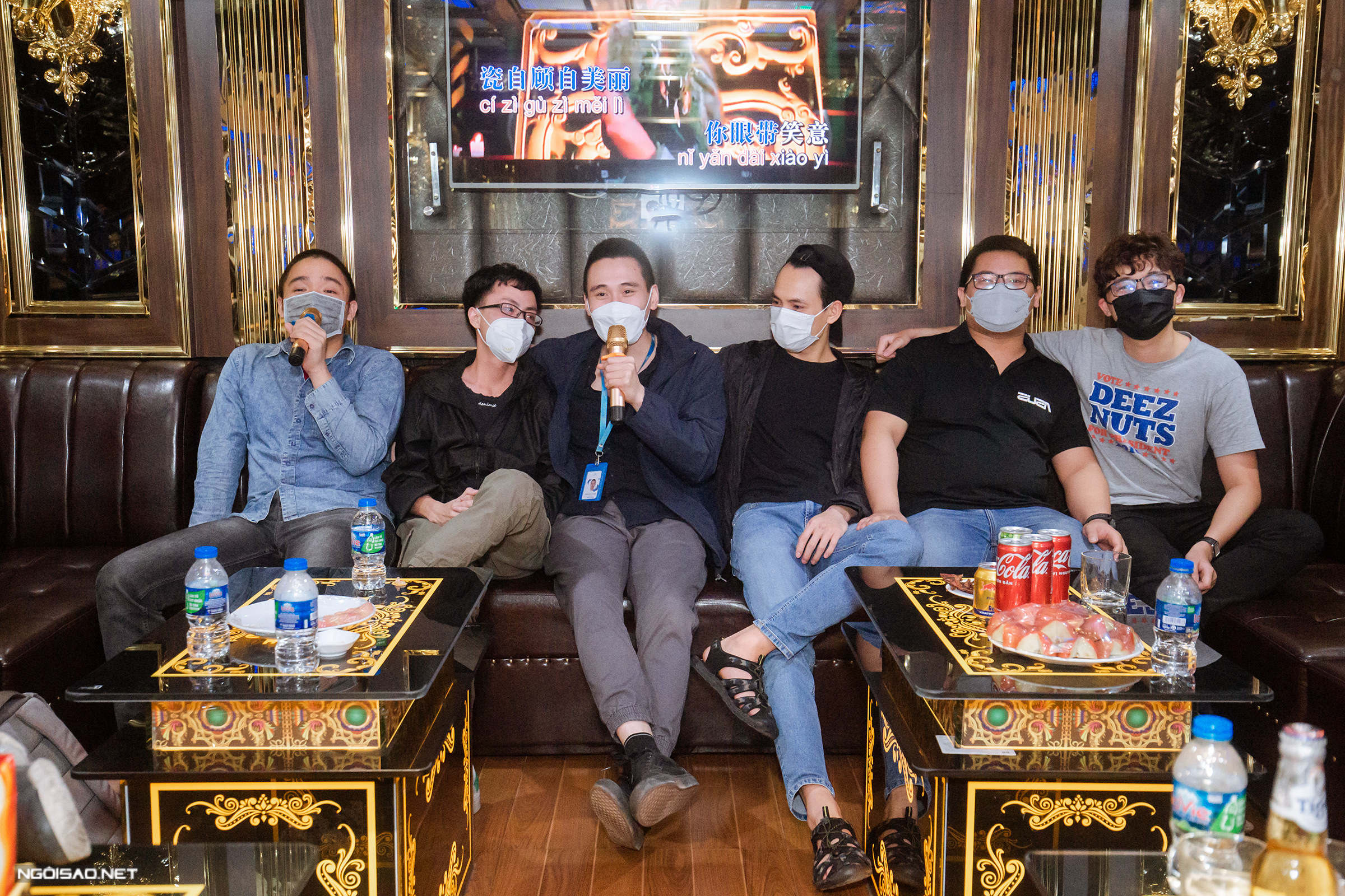 Many karaoke parlors were packed since early Friday evening with many customers have reserved rooms in advance.Many traveled in big groups, singing karaoke with their masks on.